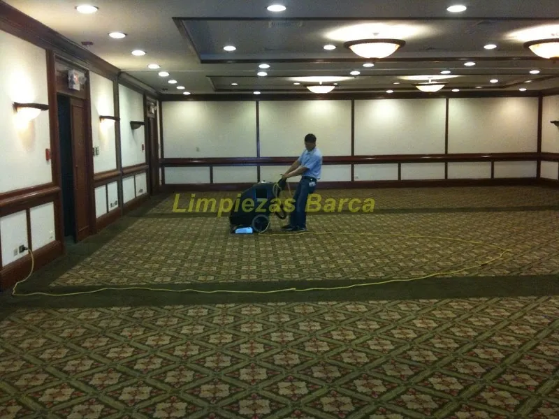 Mantenimiento periódico de alfombra en espacio comercial